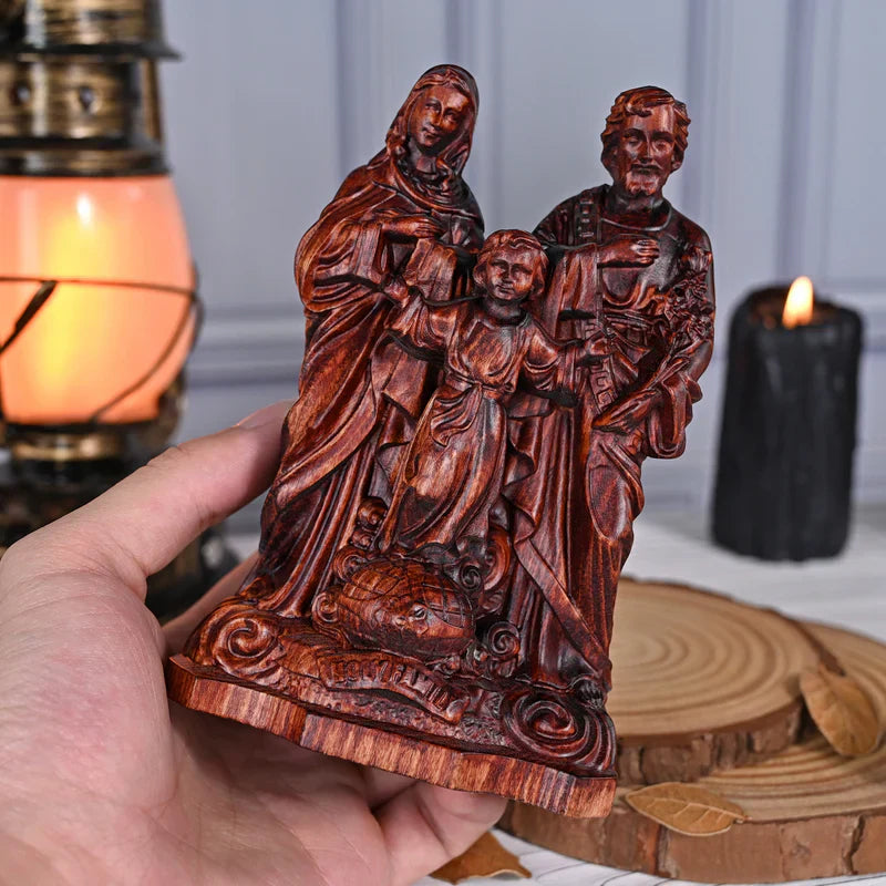 Imagem da Sagrada Familía em Madeira