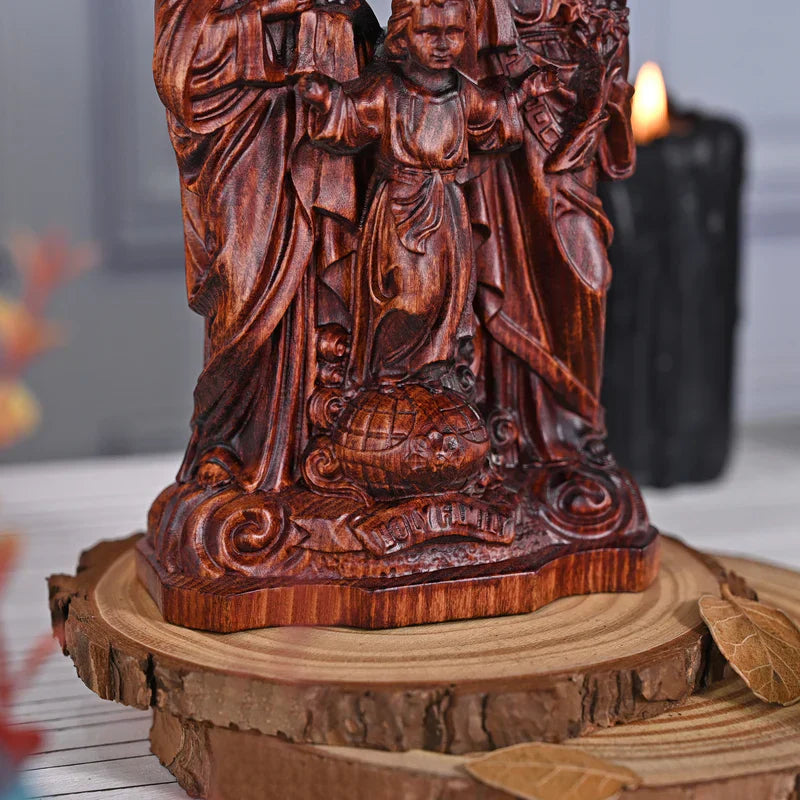 Imagem da Sagrada Familía em Madeira