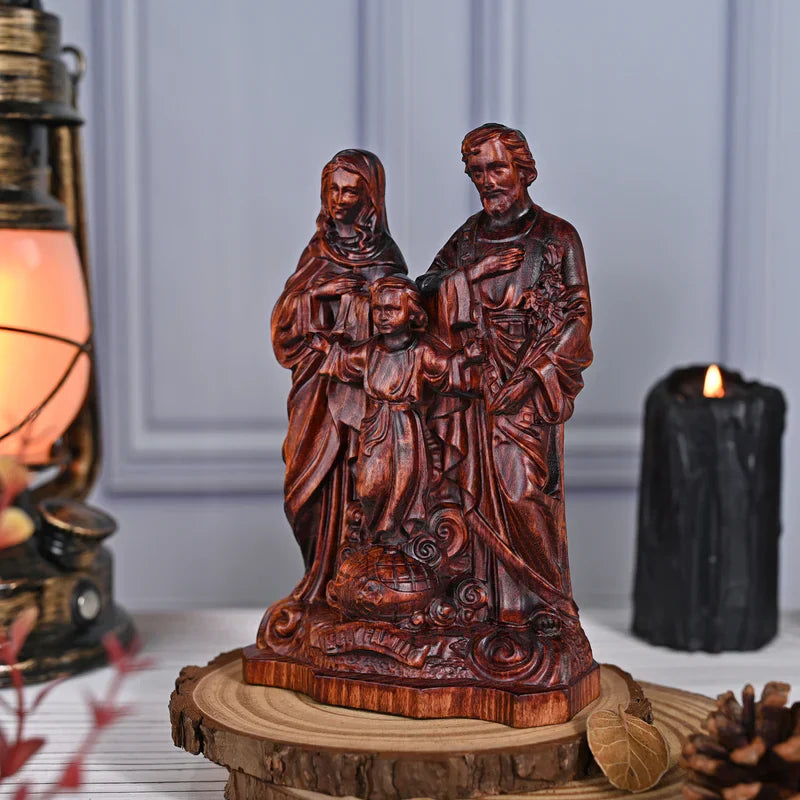 Imagem da Sagrada Familía em Madeira