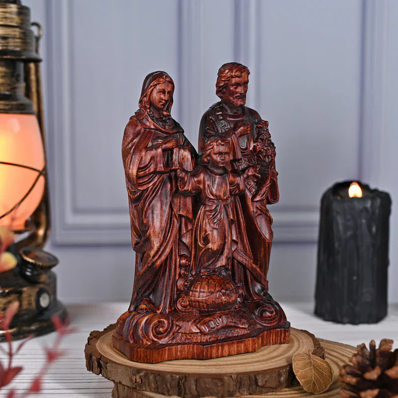 Imagem da Sagrada Familía em Madeira