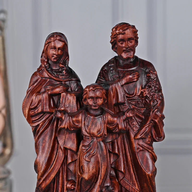 Imagem da Sagrada Familía em Madeira